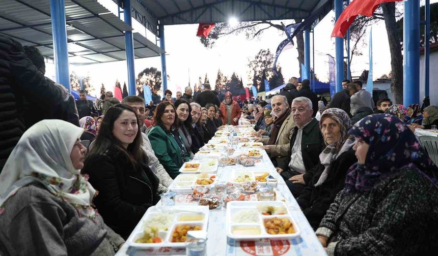 Başkan Çerçioğlu İncirliova'da kurulan iftar sofrasında vatandaşlarla bir araya geldi