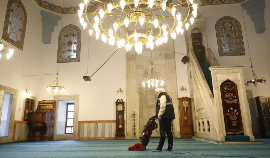 Büyükşehir ekiplerinin camilerde temizlik çalışmaları sürüyor