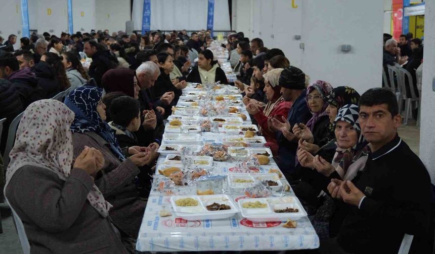 Büyükşehir'in iftar sofrasında oruçlar dualarla açıldı