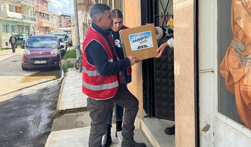 Efeler'in 'Kardeş Eli' projesi ihtiyaç sahibi vatandaşlara destek oldu