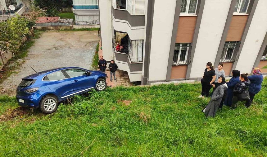 Fren yerine gaza basınca, sitenin bahçesine yuvarlandı