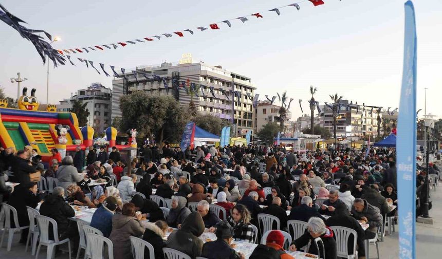 Kuşadası'nda Aydın Büyükşehir Belediyesi'nin İftar Programı'na vatandaşlardan yoğun ilgi