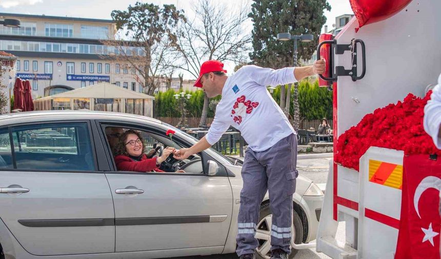 Kuşadası'nda çöp kamyonu sevgi dağıttı