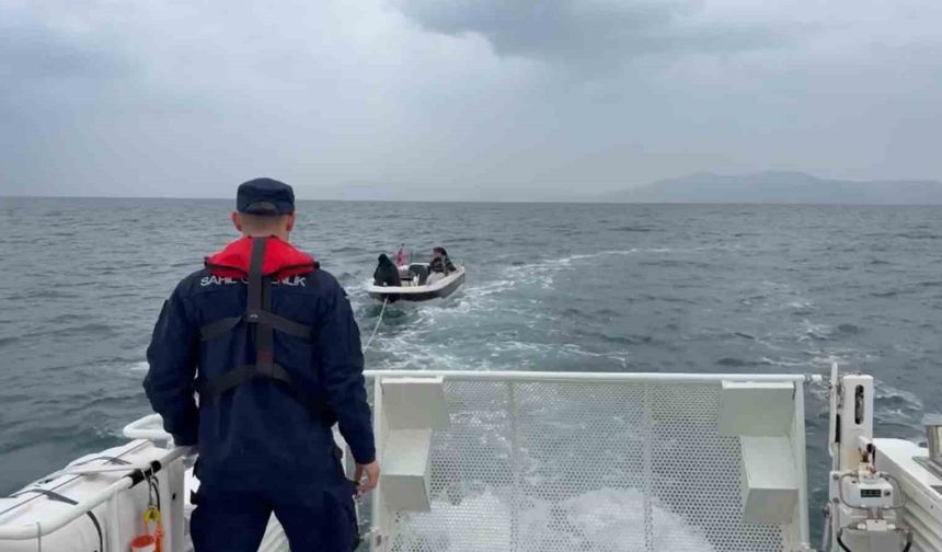 Kuşadası'nda sürüklenen teknedeki iki kişi kurtarıldı