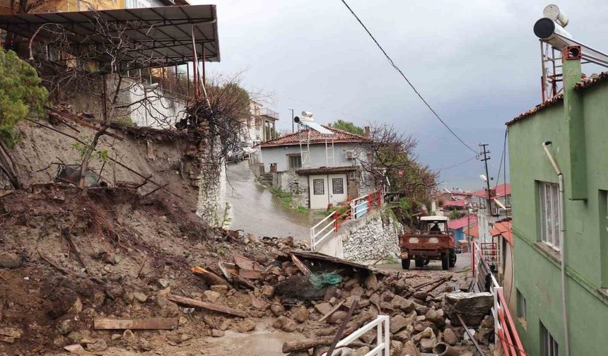 Kuvvetli yağışa dayanamadı, çöktü