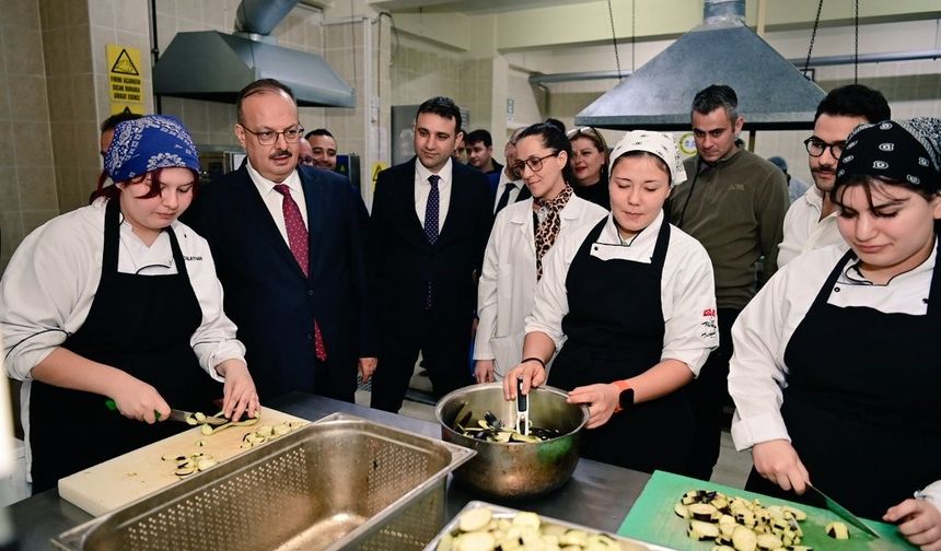 Vali Canbolat'tan mesleki eğitime yakın takip