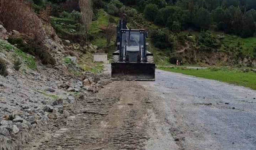 Yağış sonrası topraktan kaydı, kayalar yolu kapattı