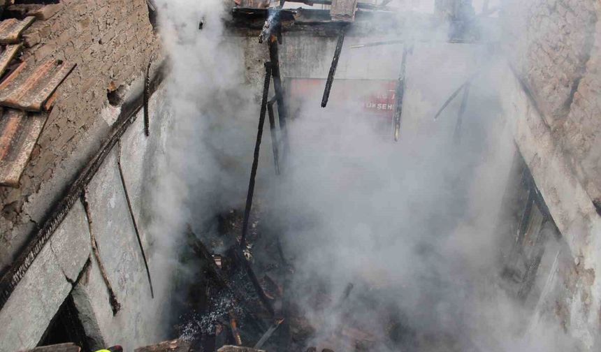 Alevler evi sardı, mahallede panik yaşandı