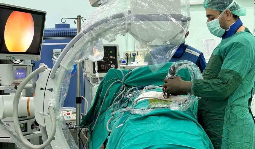 Aydın Devlet Hastanesi'nde kapalı bel fıtığı ameliyatı ilk kez uygulandı