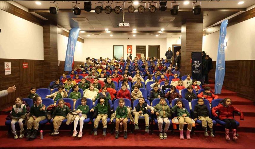 Başkan Çerçioğlu Koçarlı'da minikleri tiyatro ile buluşturdu