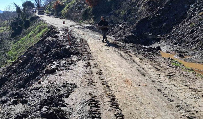 Demirhan ile Çobanlar arasındaki yol yeniden ulaşıma açıldı