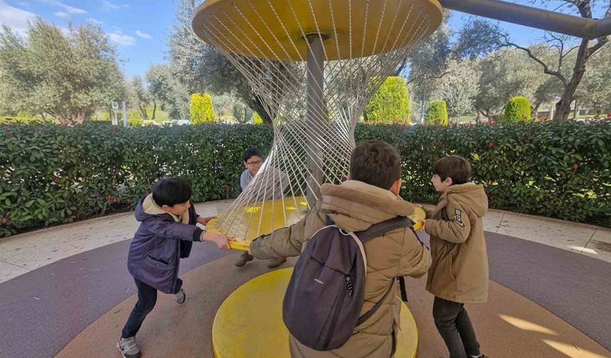 Efeler'in bilim parkı miniklere yol gösteriyor