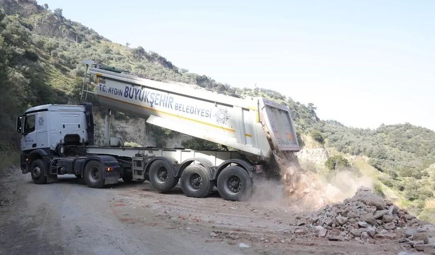 İncirliova'da çökme yaşanan yolda çalışmalar sürüyor