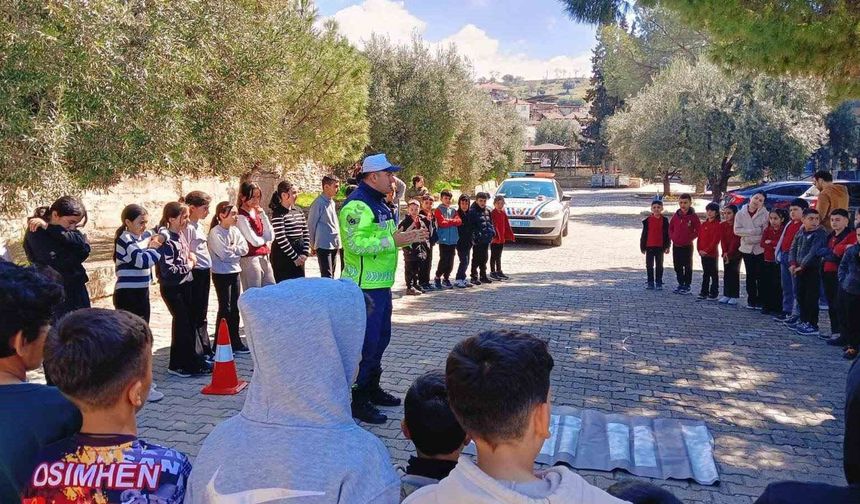 Jandarma ekiplerinden öğrencilere trafik bilinci eğitimi