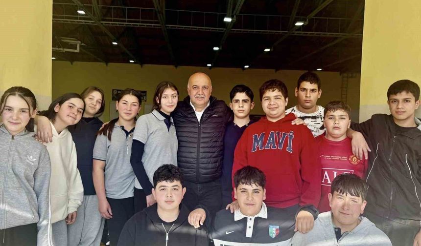 Ortaokul öğrencileri bilek güreşinde madalyalara ambargo koydu