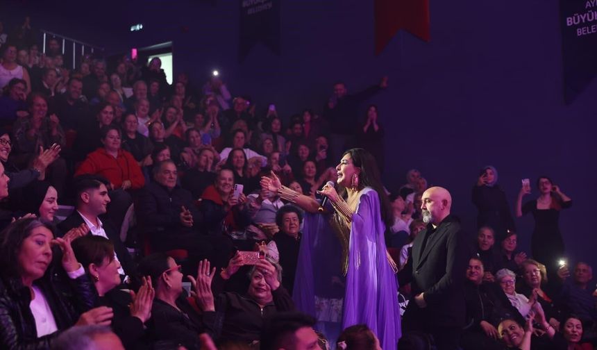 Sevilen sanatçı Duru Didim'de vatandaşlar ile buluşturdu