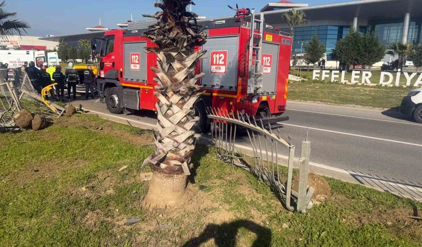 Taksi bariyerlere çarpıp takla attı: 2 yaralı