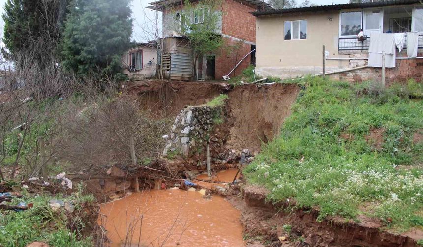 Yağmur sularıyla taşan dere, toprak kaymasına sebep oldu