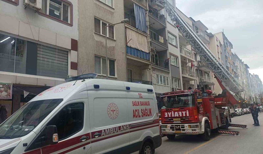 Aydınlı genç, asansörden korkunca kırık ayağıyla merdivenlerden indi