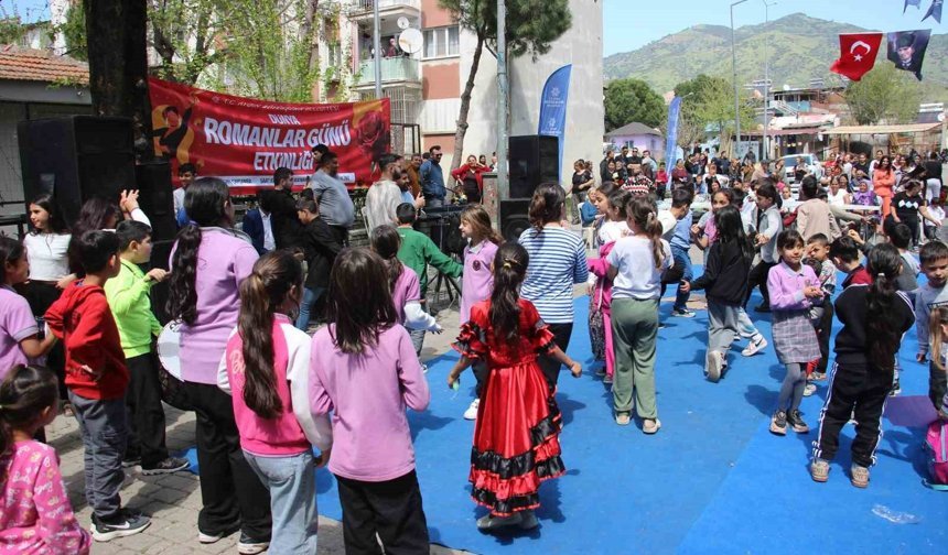 Aydınlı Romanlar günlerini doyasıya eğlenerek kutladı