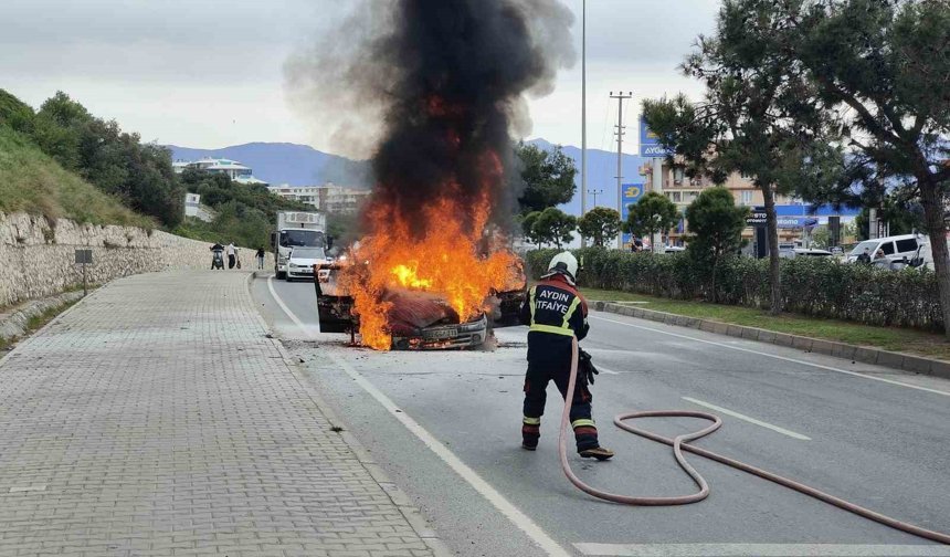 Aynı noktada 2 araç alevlere teslim oldu