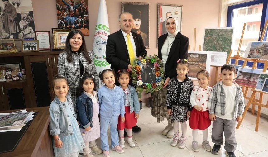 Başkan Kaya minik öğrencileri belediyede ağırladı