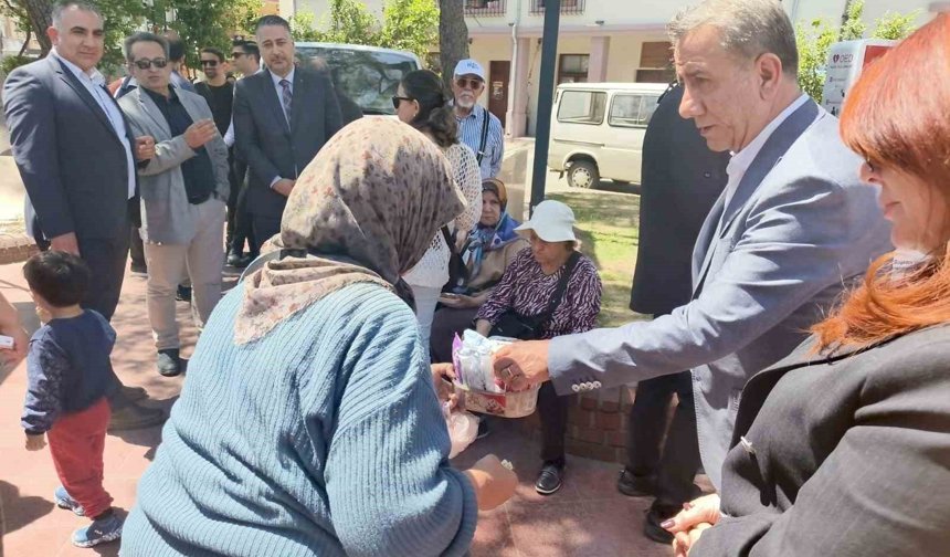 Herkes belediye başkanı olarak,işportacı teyze ise müşteri olarak gördü
