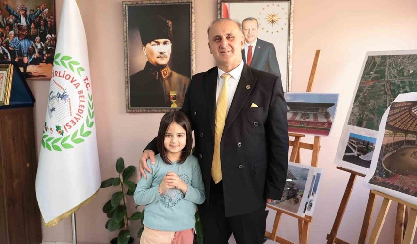 İlkokul öğrencisi Sare, ödevini Başkan Kaya ile yaptı