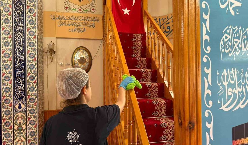 Aydın Büyükşehir Belediyesi'nden bayram öncesi camilerde temizlik