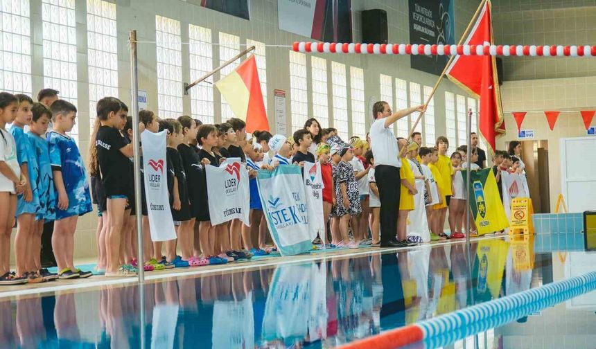 Aydın'da Okul Sporları Minikler Yüzme İl Birinciliği başladı