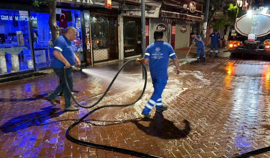 Nazilli Uzun Çarşı Büyükşehir ekipleriyle pırıl pırıl oldu