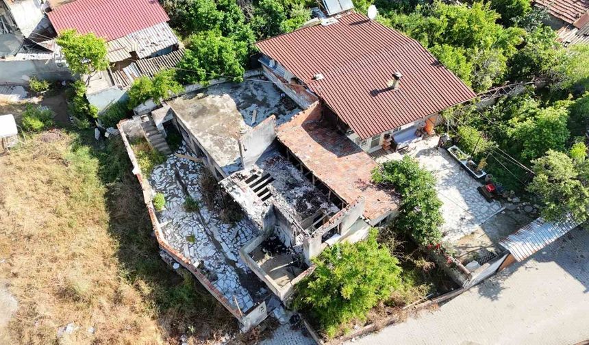 Nazilli'de 25 metruk bina yıkıldı