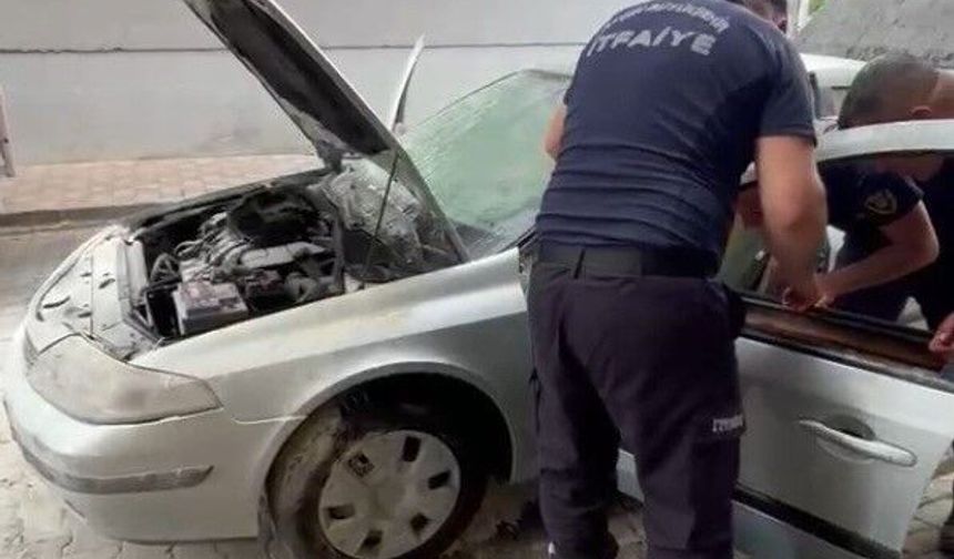 Otomobil park halindeyken alev aldı