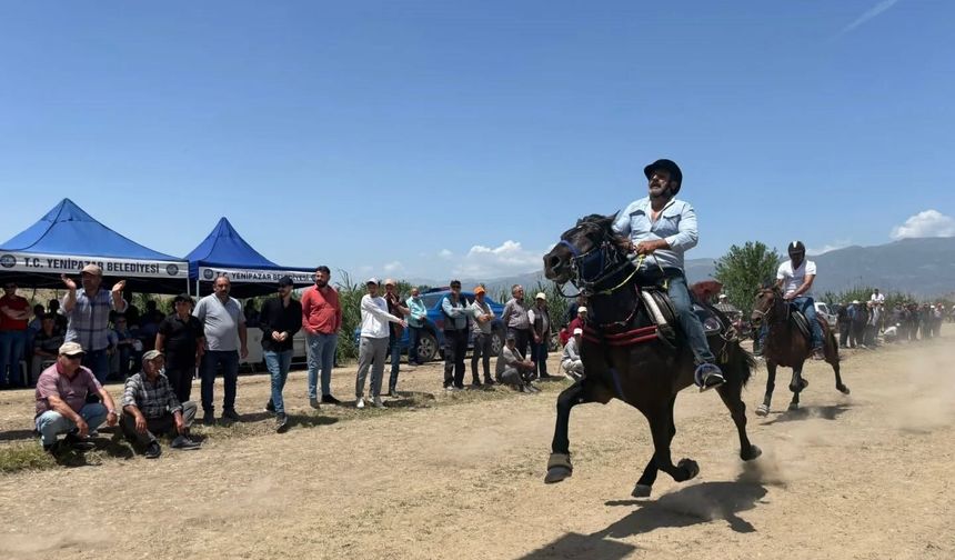 Yenipazar'da rahvan atlar kıyasıya yarıştı