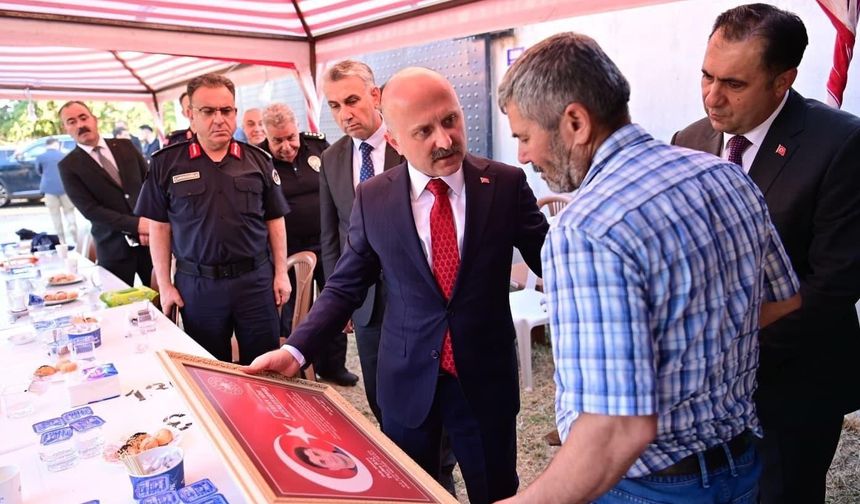 Aydın Valisi Varol'dan şehit polis Tayfun Baş'ın ailesine taziye ziyareti