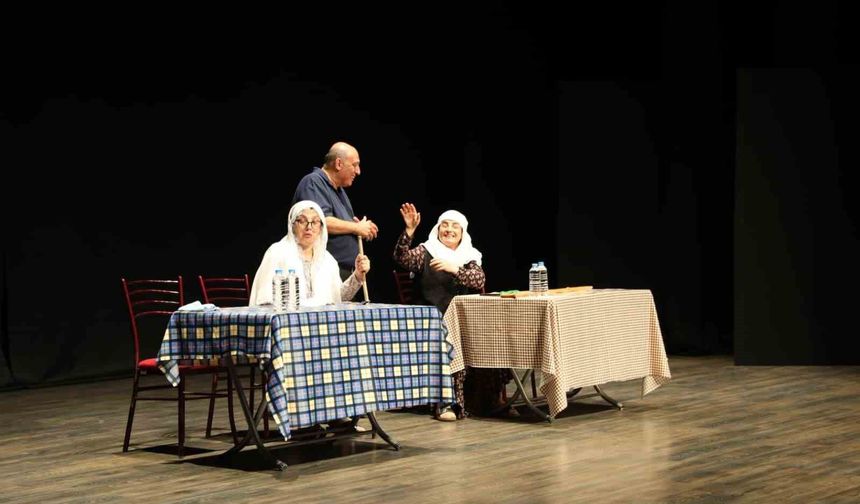 Aydın'da 'Lokanta' oyunu tiyatroseverlerden tam not aldı