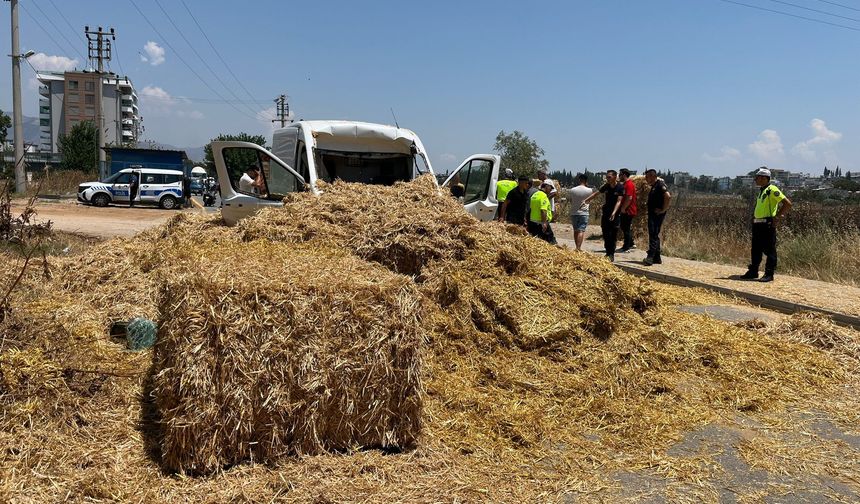 Aydın'da Köprüye Takılan Tırın Saman Balaları Panelvanın Üzerine Düştü: 1 Yaralı