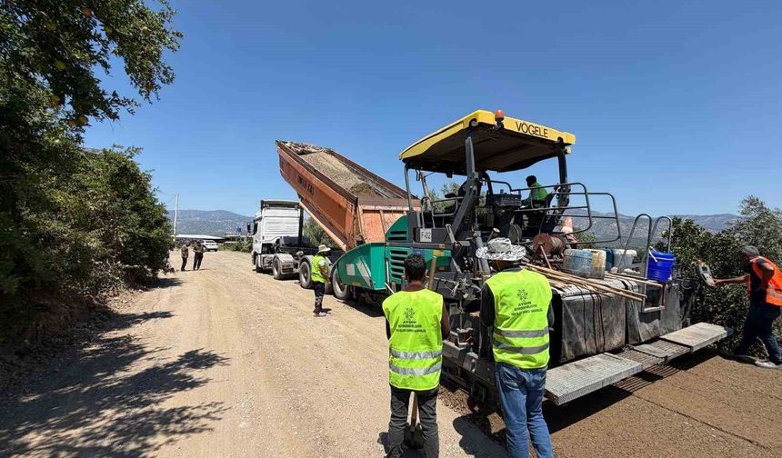 Aydın Büyükşehir Belediyesi'nin yol çalışmaları 17 ilçede eş zamanlı sürüyor