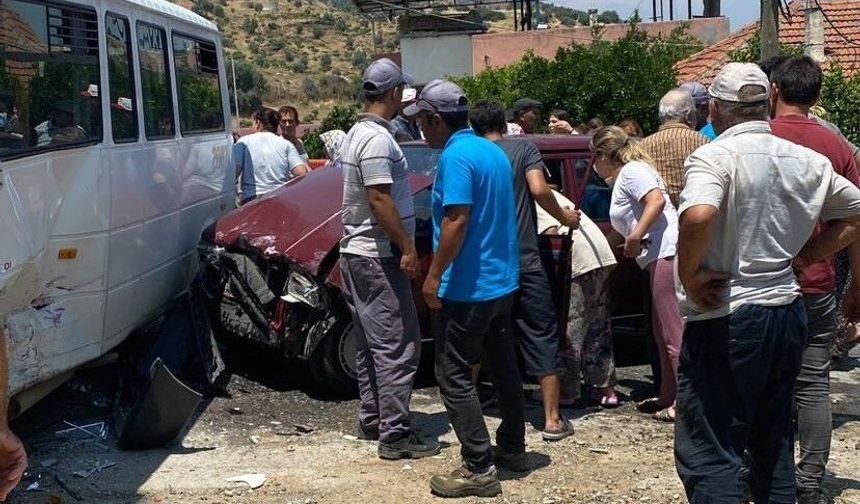 Bozdoğan'da işçi servisi ile otomobil çarpıştı:3 yaralı