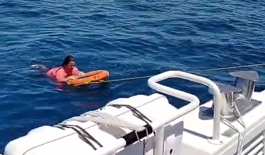 Denizde açığa sürüklenen kadın, deniz polisi tarafından kurtarıldı