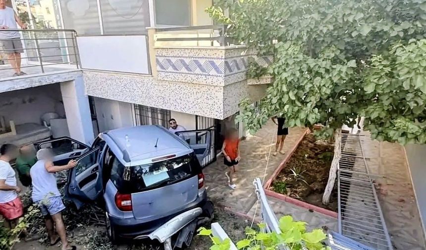 Didim'de araç evin bahçesine uçtu