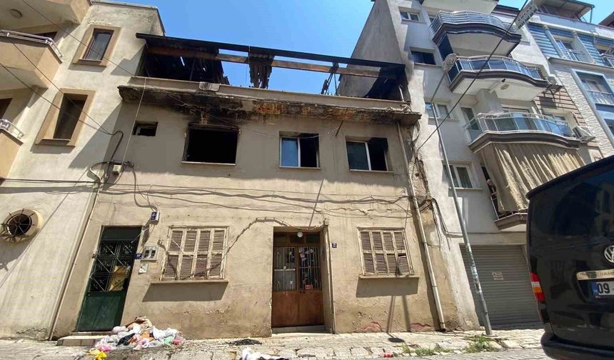 Evini ateşe verdi, alevler geceyi aydınlattı