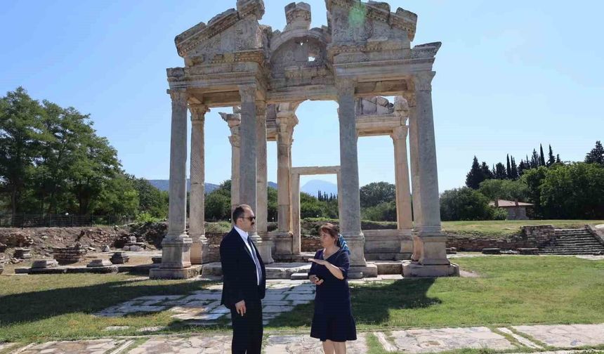 Kaymakam Battal, Afrodisias'taki çalışmaları inceledi