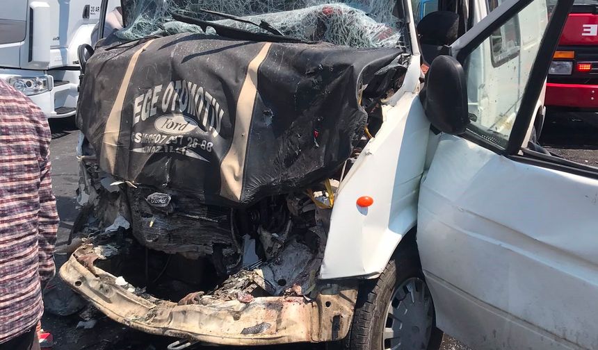 Buharkent'te iki minibüs çarpıştı: 8 yaralı