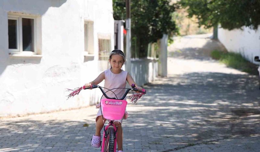 Başkan Çerçioğlu, yangında bisikleti yanan Hazal'ın yüzünü güldürdü
