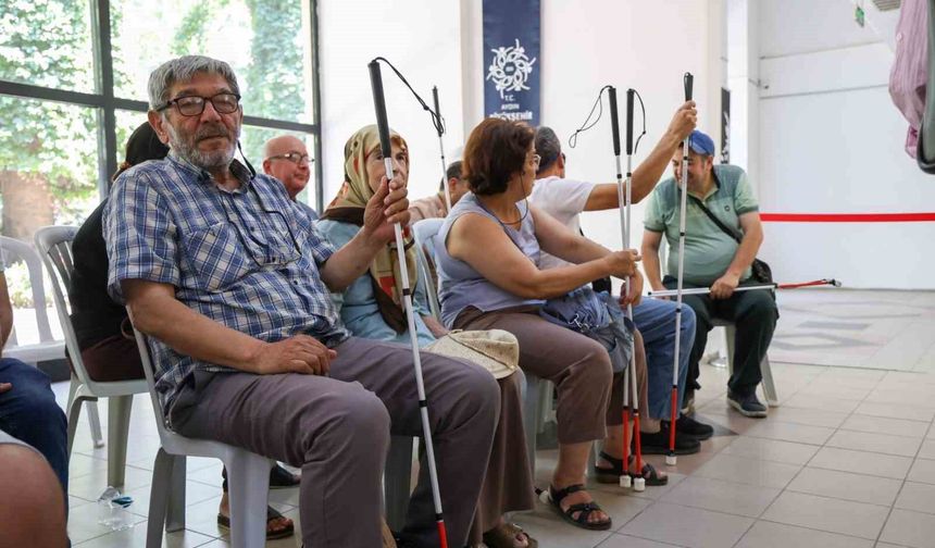 Başkan Çerçioğlu'ndan görme engelli vatandaşlara beyaz baston desteği