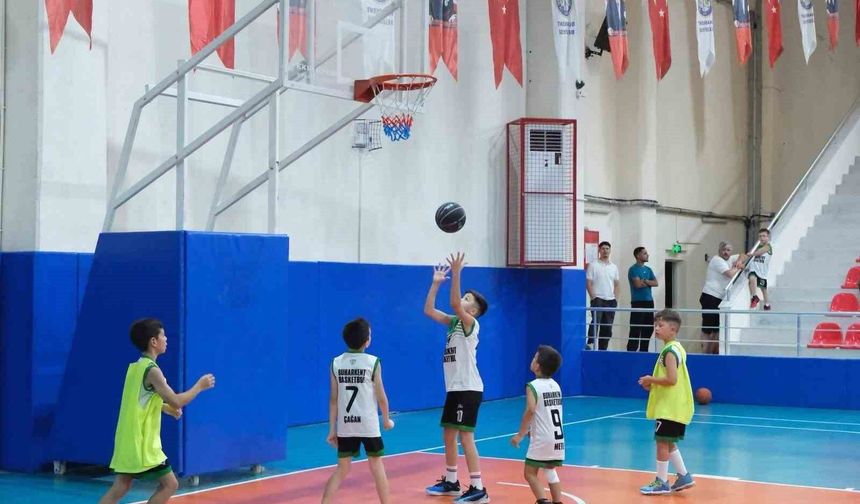 Buharkent'te genç basketbolcular kıyasıya mücadele etti