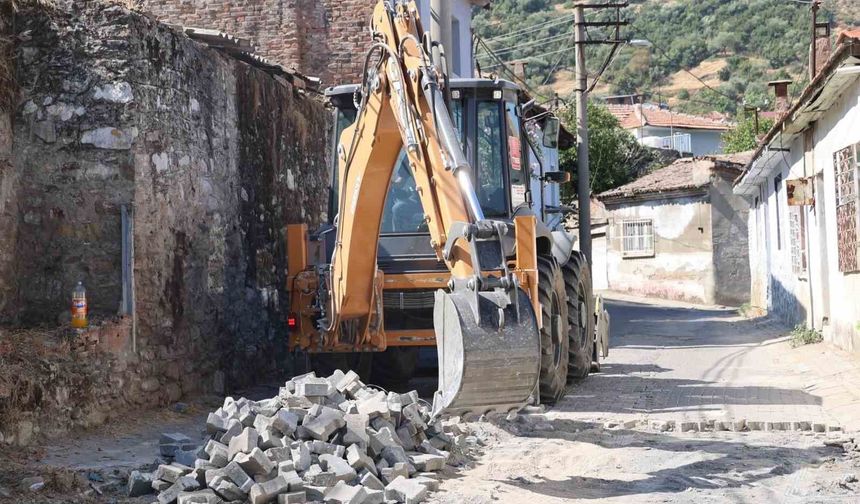 Koçarlı'da yol yenileme çalışmaları sürüyor