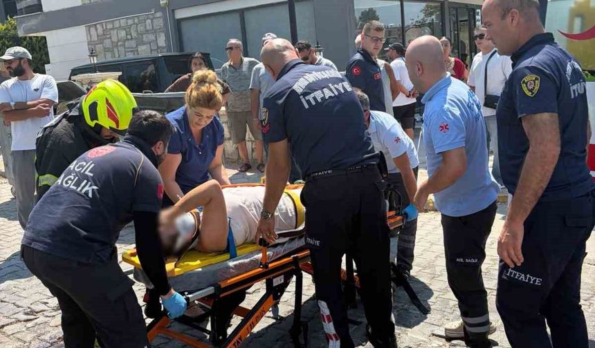Kuşadası'ndaki kazada ters dönen otomobilin sürücü yaralandı