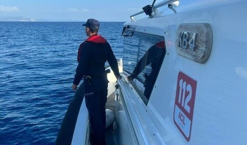 Lastik botta sürükleniyordu, sahil güvenlik kurtardı